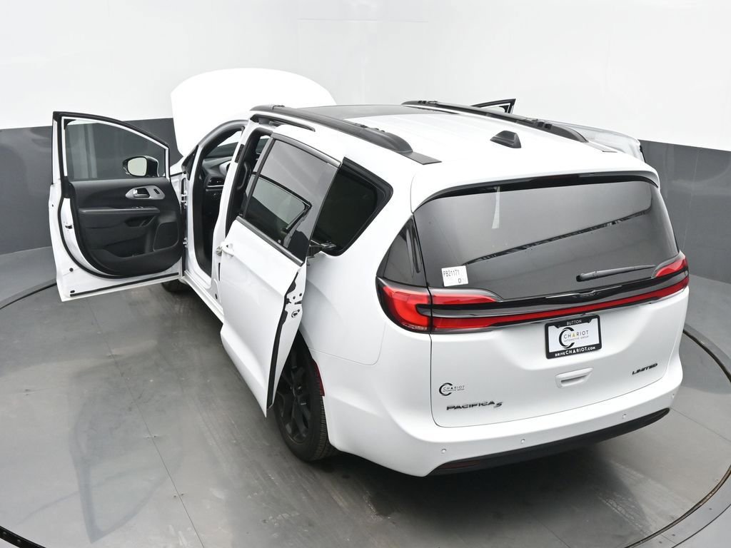 Used 2025 Chrysler Pacifica Limited image 62