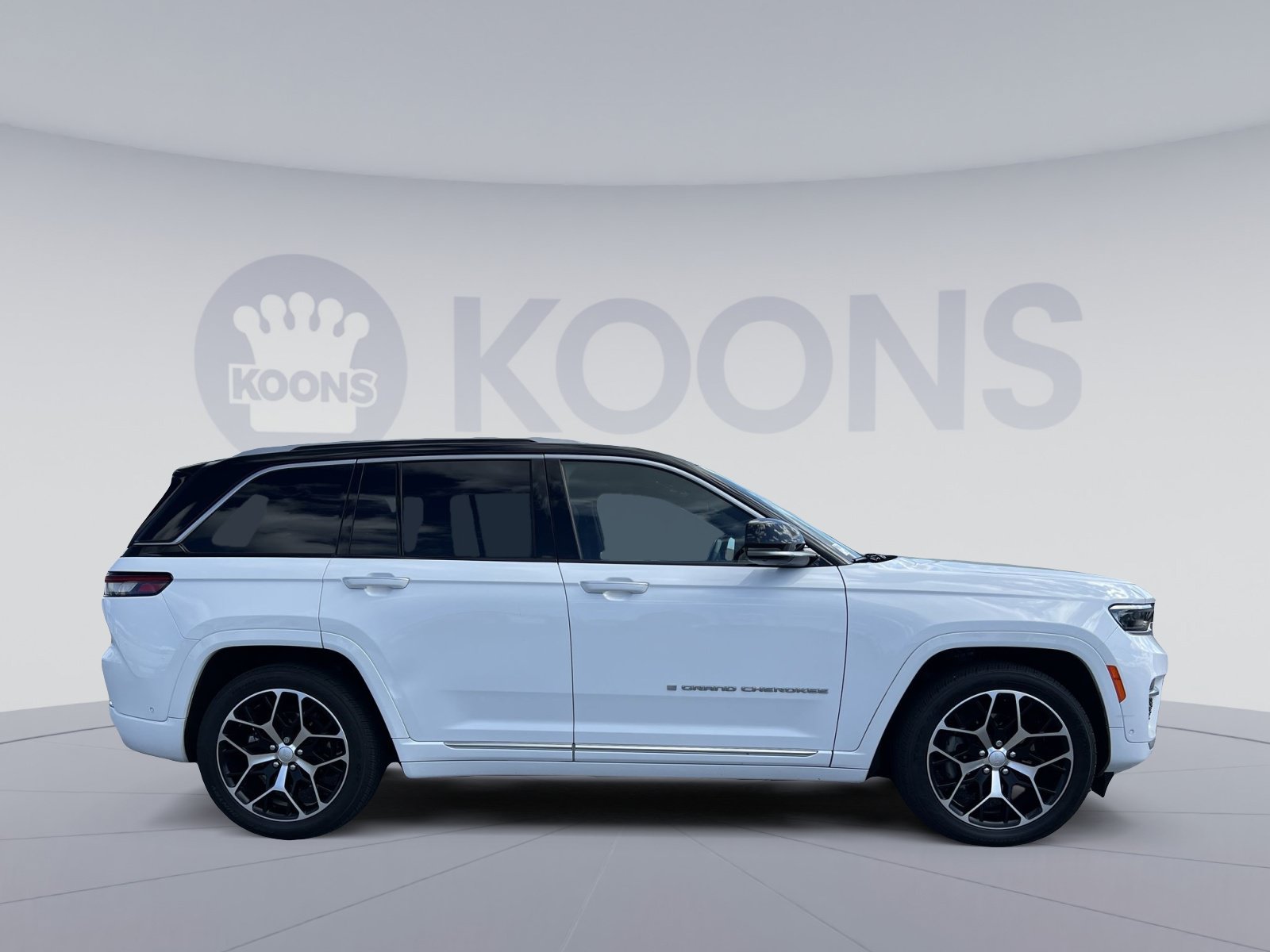 Used 2023 Jeep Grand Cherokee Summit AWD/4WD image 8