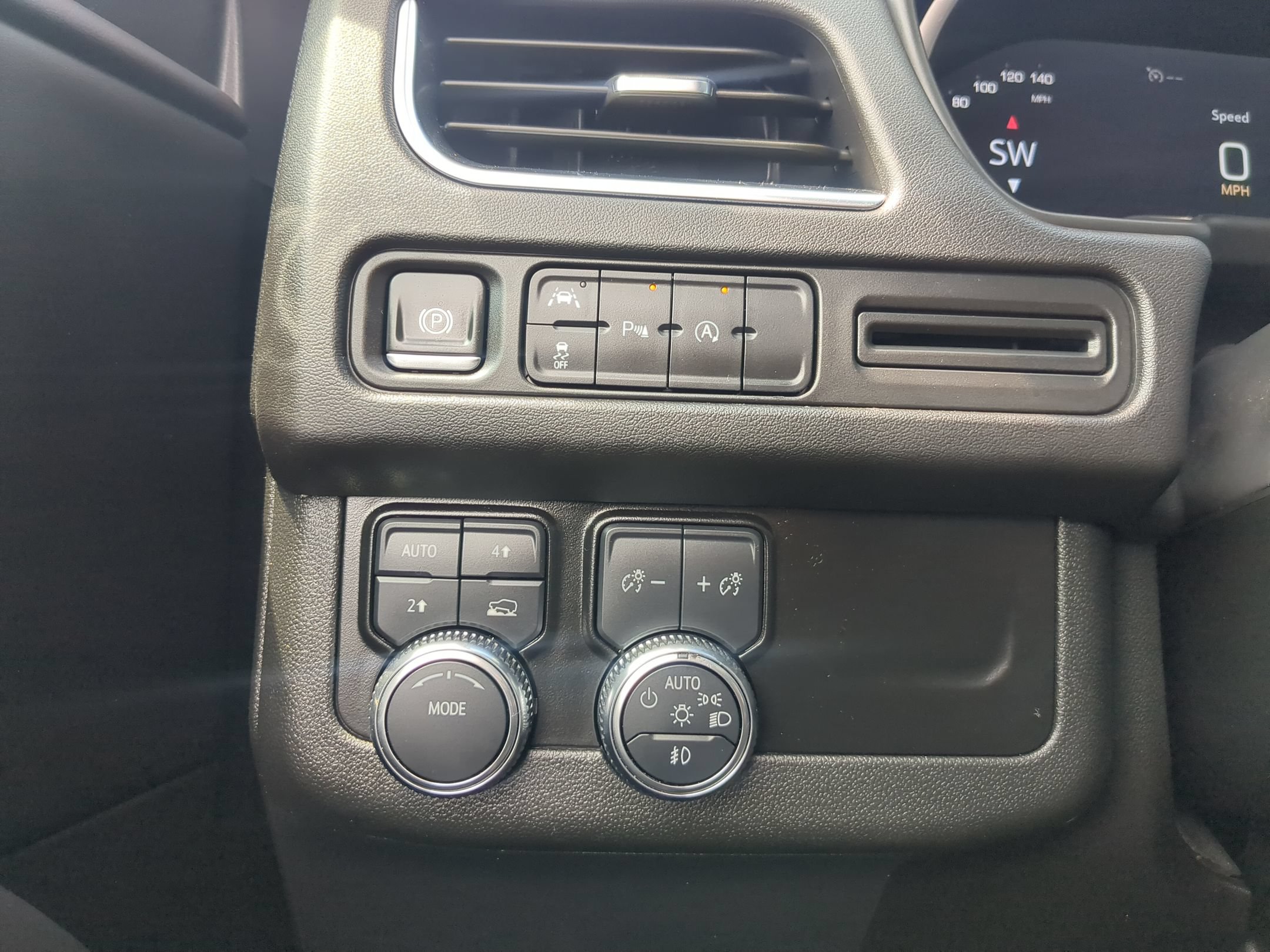 Used 2024 GMC Yukon SLE w/ Gmc Pro Safety Plus Package AWD/4WD image 21