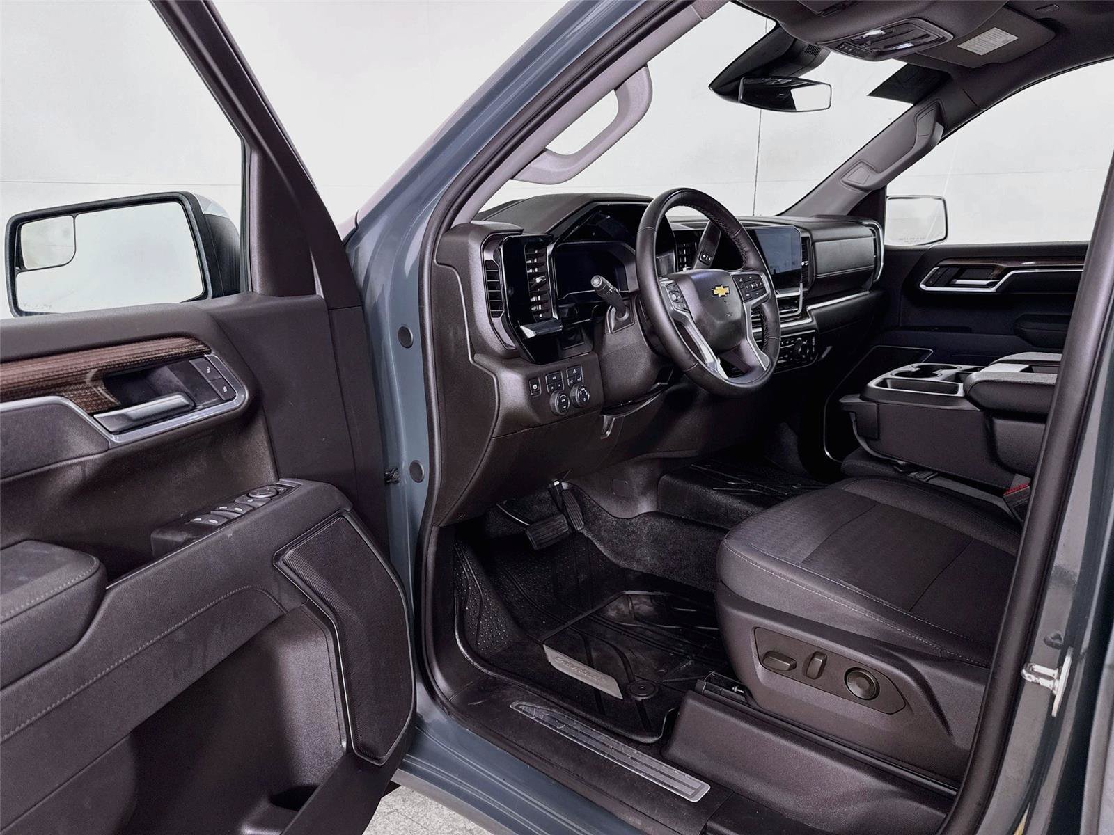 Used 2025 Chevrolet Silverado 1500 LT AWD/4WD image 3