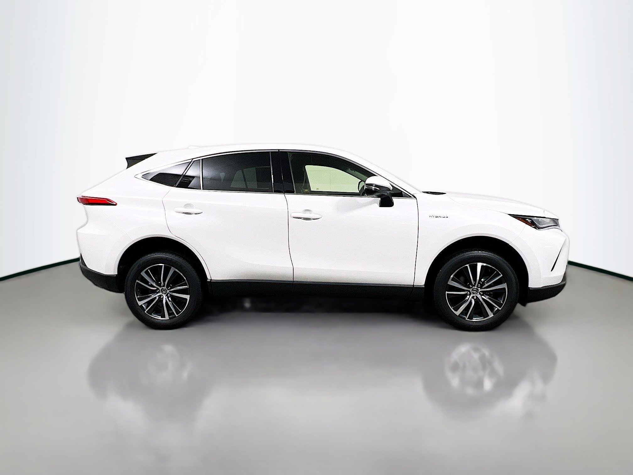 Used 2021 Toyota Venza LE w/ Carpet Mat Package (TMS) image 3