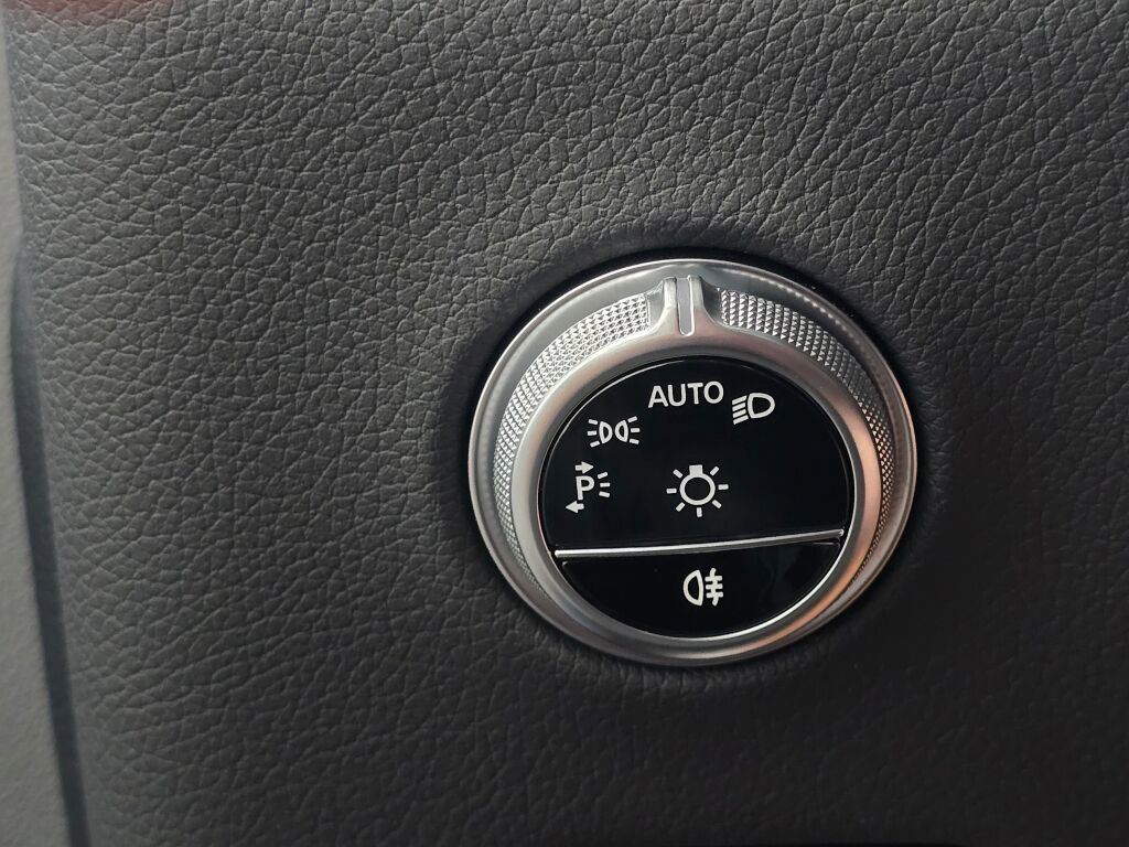 Used 2024 Mercedes-Benz GLC 300 4MATIC image 37