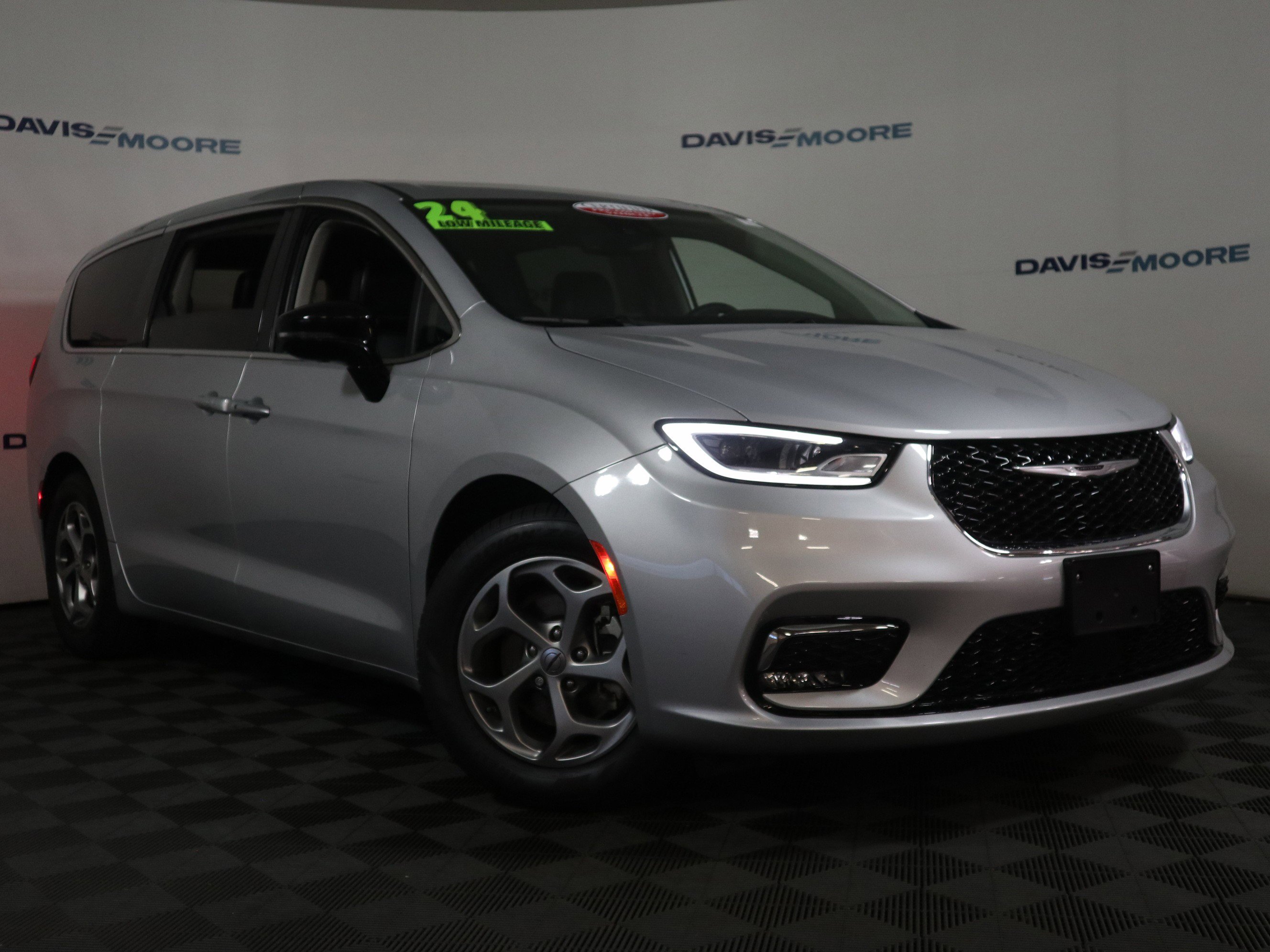 Used 2024 Chrysler Pacifica Limited image 2