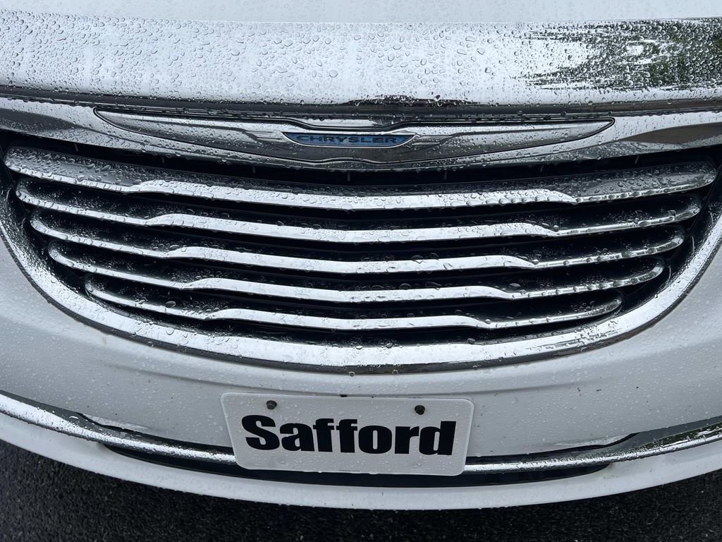 Used 2014 Chrysler Town & Country Touring-L w/ Driver Convenience Group FWD image 5