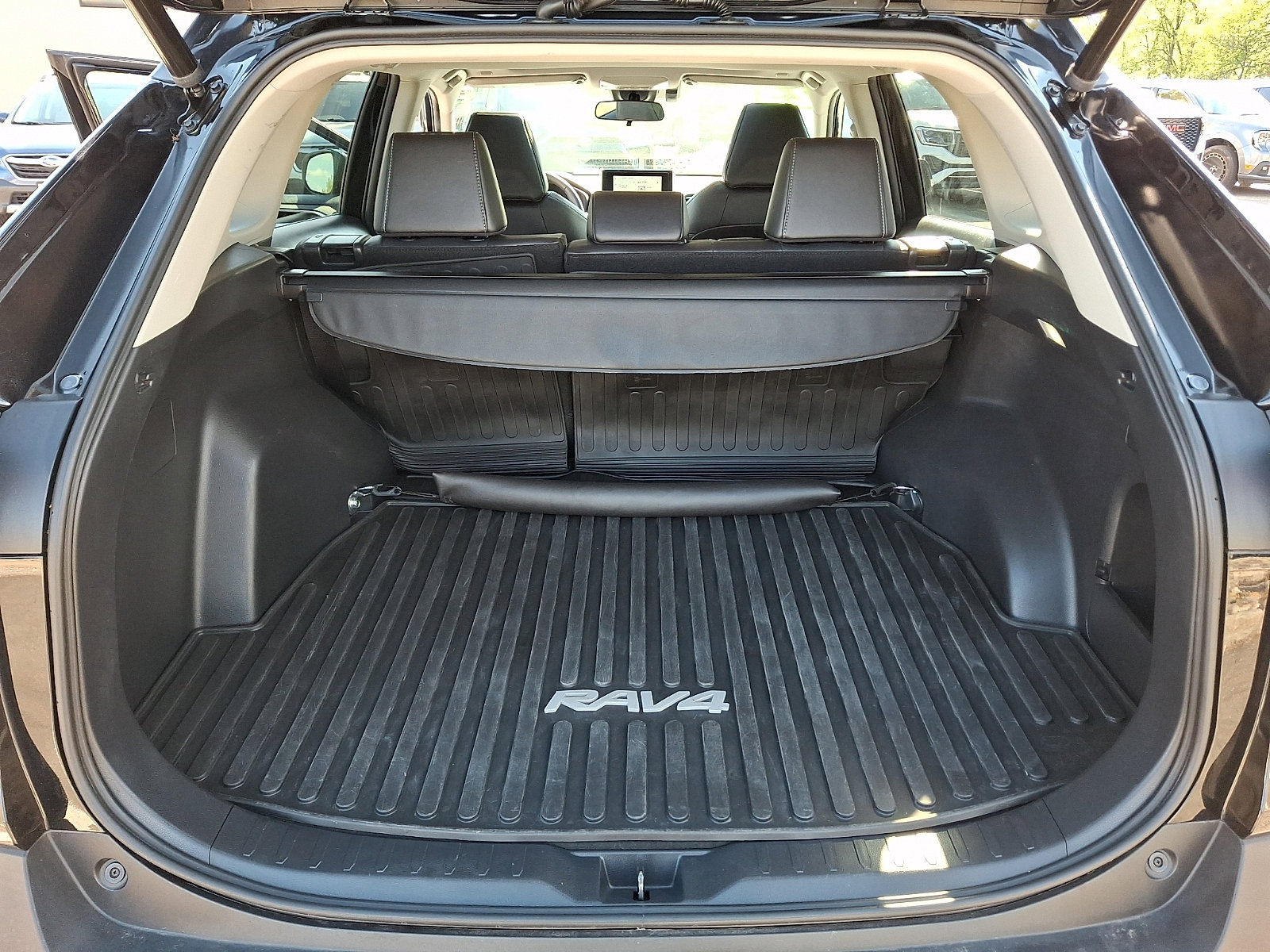 Used 2023 Toyota RAV4 XLE Premium AWD/4WD image 28