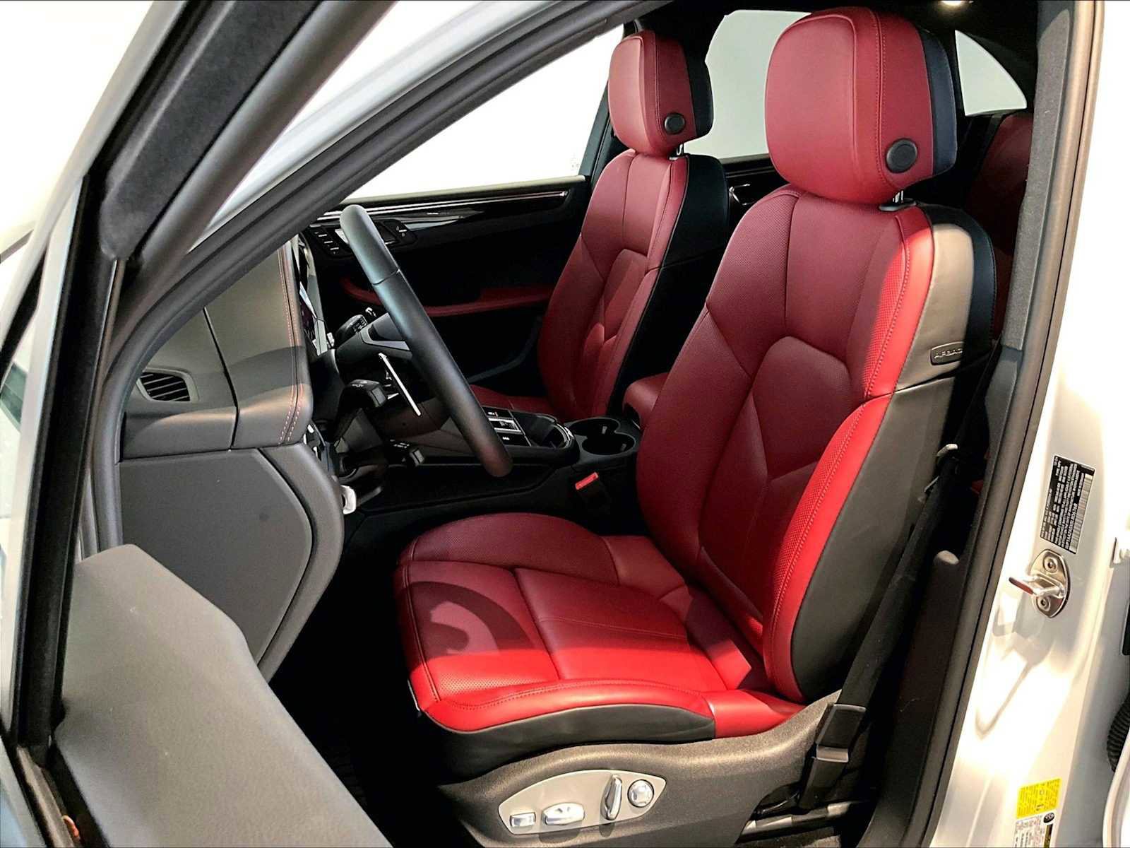 Used 2025 Porsche Macan image 8