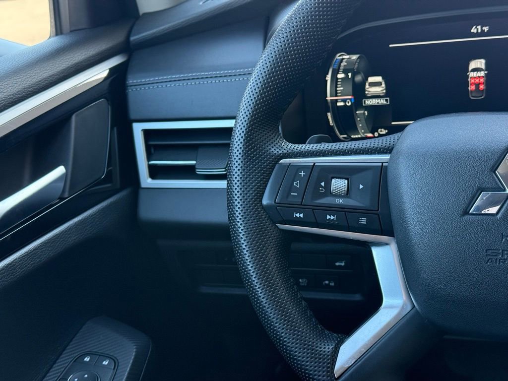 Used 2023 Mitsubishi Outlander SE image 10