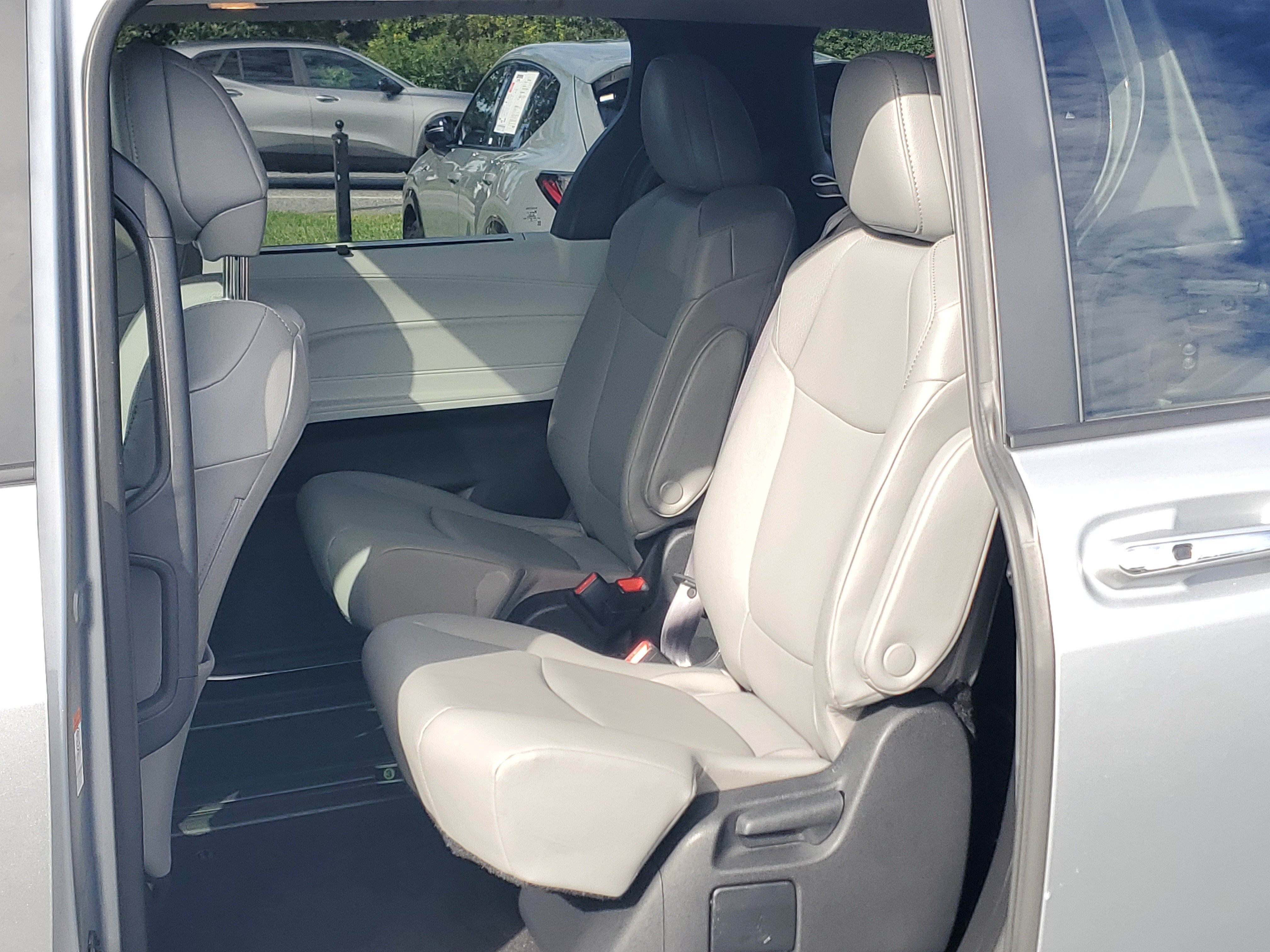 Certified 2025 Toyota Sienna XLE FWD image 11