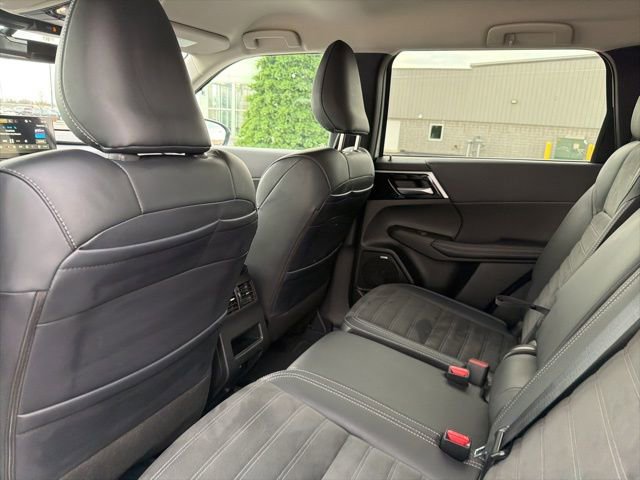 Used 2025 Mitsubishi Outlander SE image 34