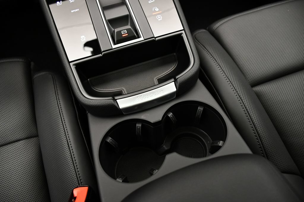 Certified 2026 Porsche Macan AWD/4WD image 33