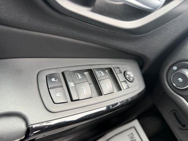 Used 2023 Jeep Cherokee Altitude Lux image 27