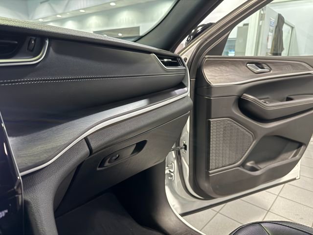 Used 2024 Jeep Grand Cherokee L Limited w/ Luxury Tech Group II image 25