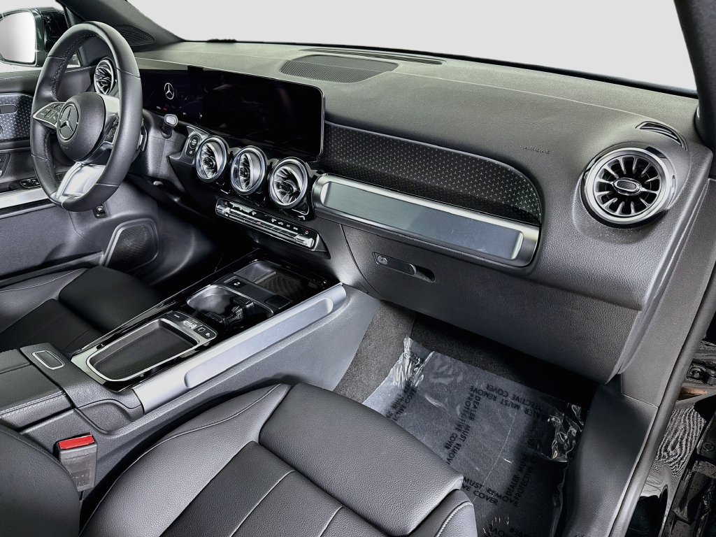 Used 2025 Mercedes-Benz GLB 250 4MATIC w/ Winter Package image 27