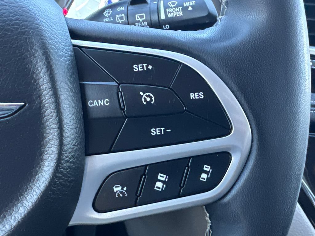 Used 2024 Chrysler Pacifica Limited FWD image 30