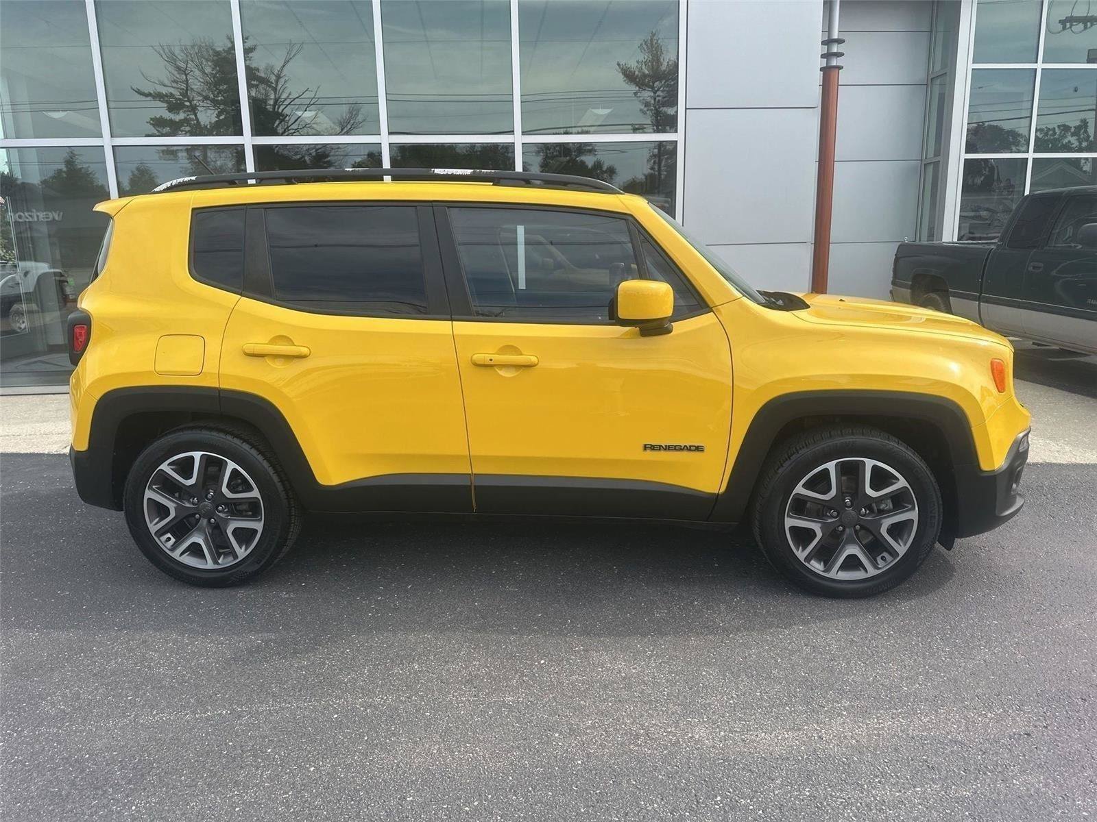Used 2017 Jeep Renegade Latitude w/ Cold Weather Group FWD image 2