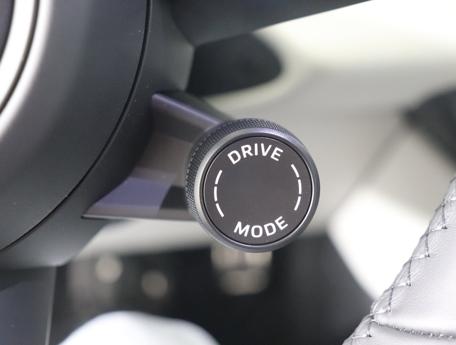 Used 2025 Porsche Macan 4S Electric image 34