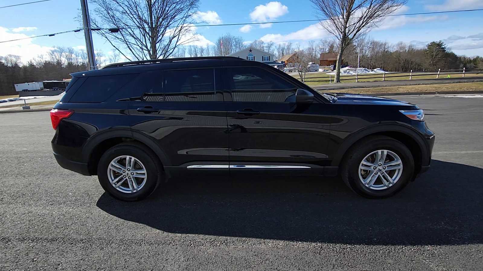 Used 2022 Ford Explorer XLT w/ Equipment Group 202A image 9