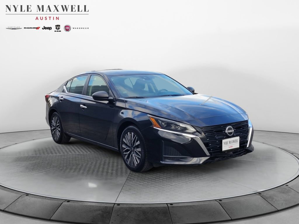 Used 2024 Nissan Altima 2.5 SV image 2