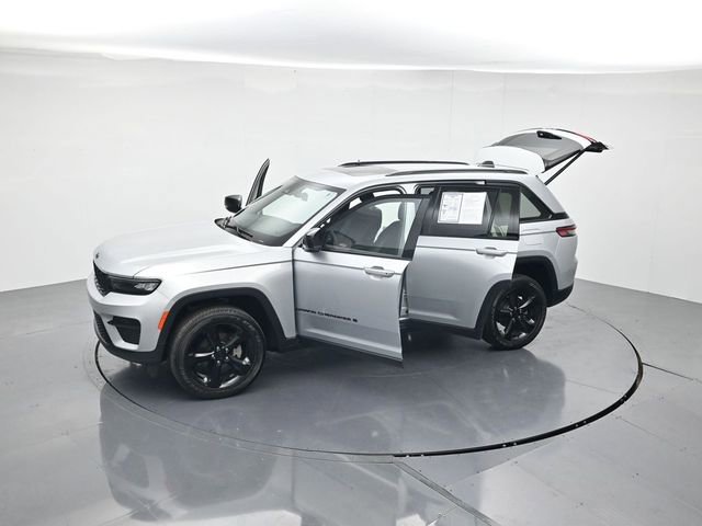 Used 2024 Jeep Grand Cherokee Altitude image 43