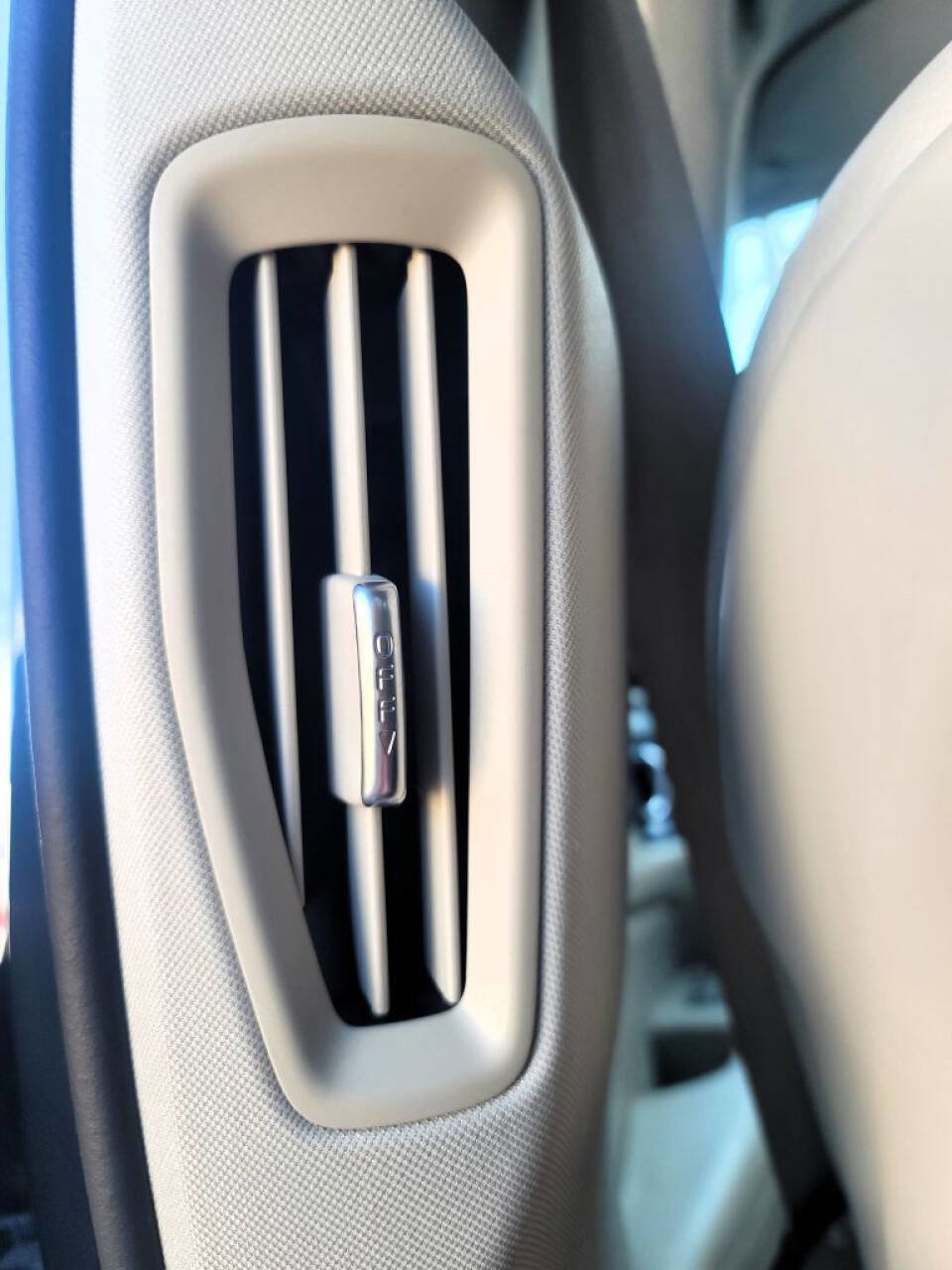 Used 2019 Volvo S60 T5 Momentum w/ Premium Package image 12