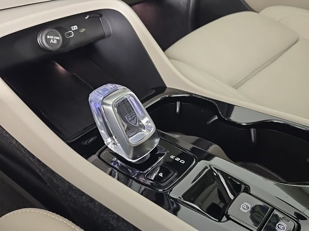 Certified 2026 Volvo XC40 B5 Plus AWD/4WD image 24
