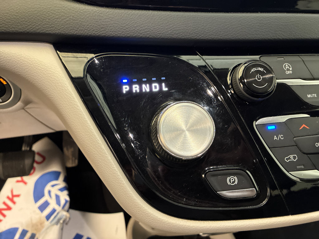 Used 2019 Chrysler Pacifica Touring-L Plus w/ Tire & Wheel Group FWD image 17