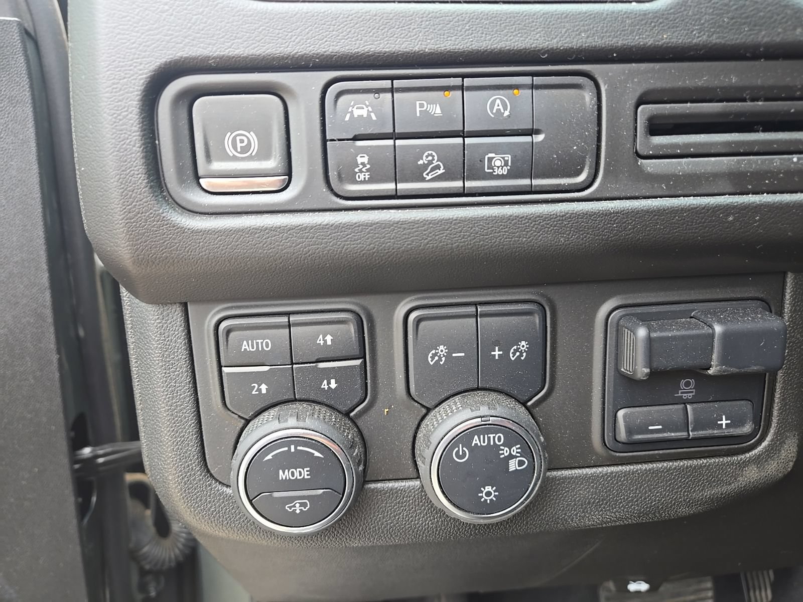 Used 2024 Chevrolet Tahoe Z71 w/ Z71 Off-Road Package AWD/4WD image 18