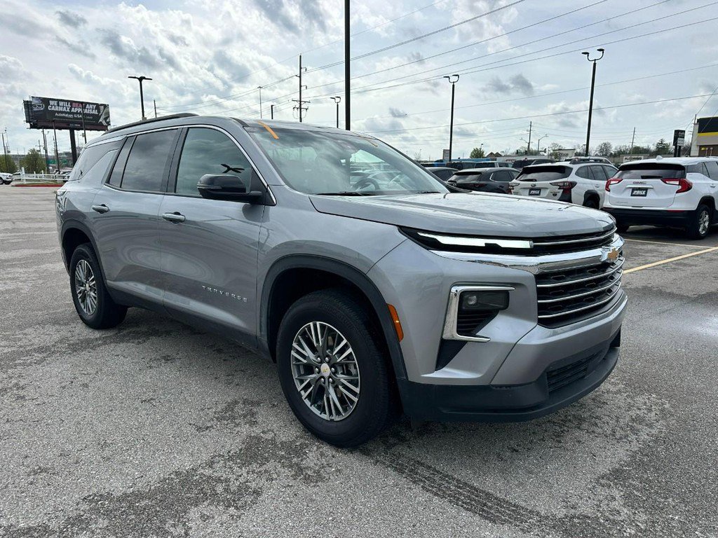 Used 2025 Chevrolet Traverse LT image 8