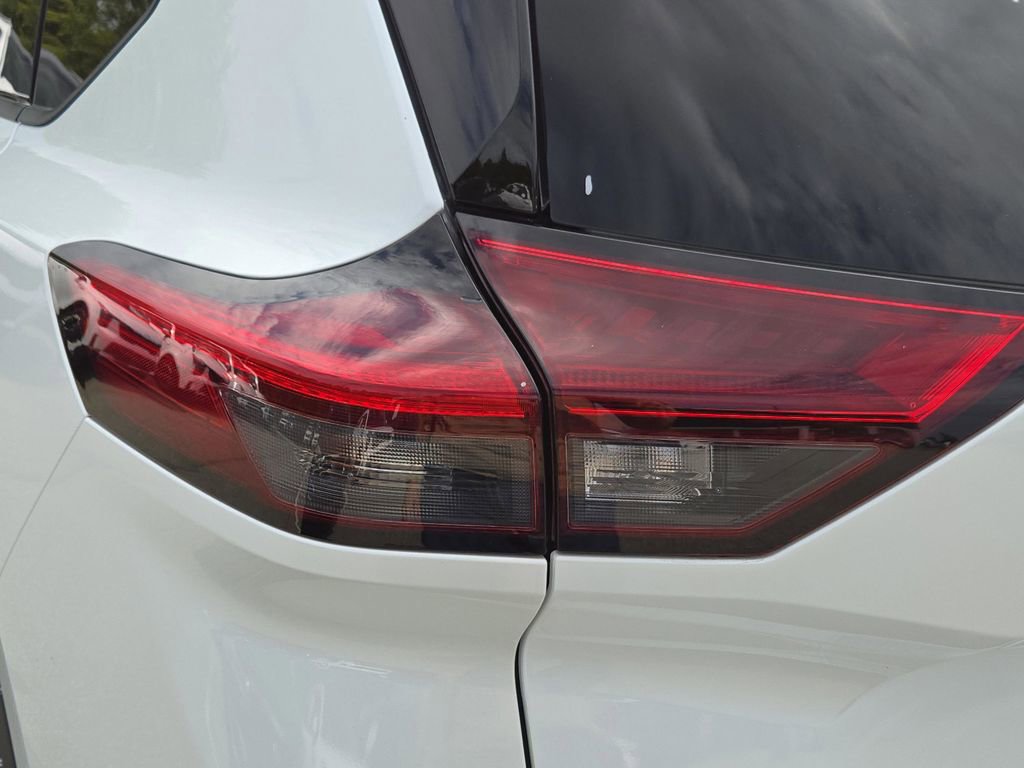 Used 2024 Nissan Rogue SL w/ SL Premium Package image 12