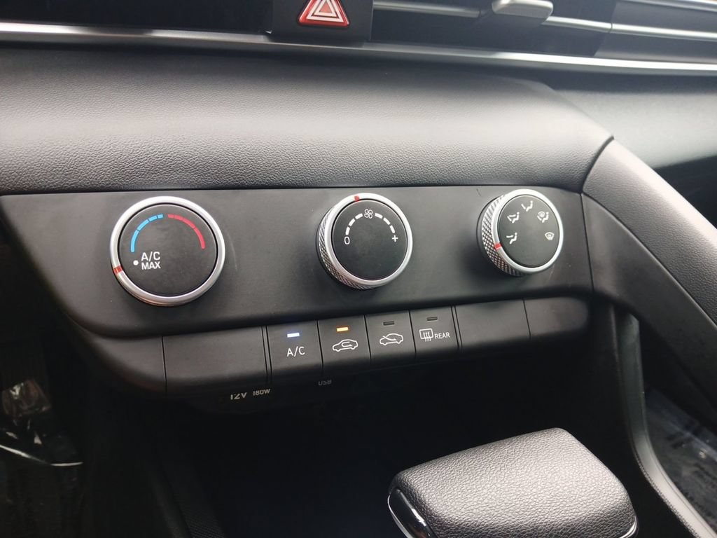 Used 2025 Hyundai Elantra SE FWD image 21