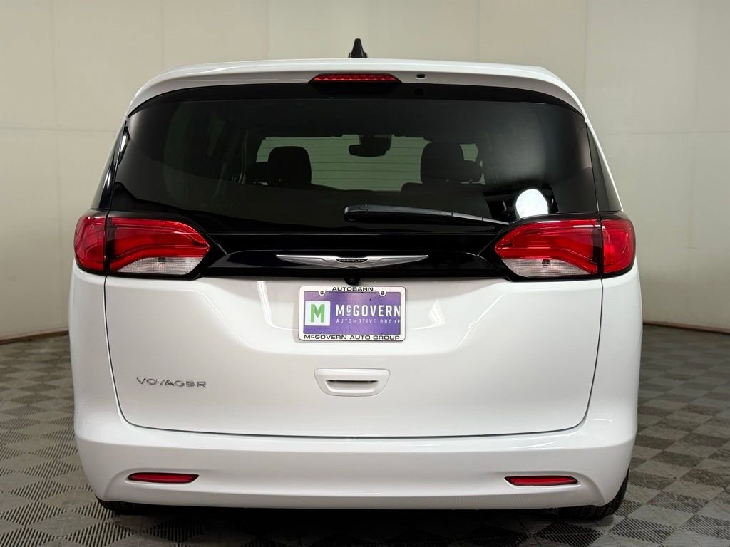 Used 2023 Chrysler Voyager LX image 5
