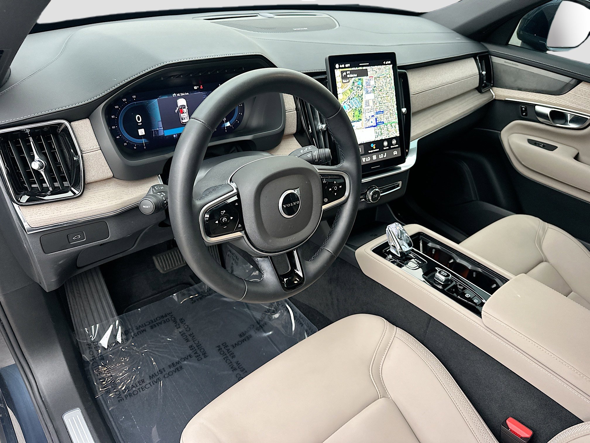 Used 2025 Volvo XC90 B5 Plus w/ Protection Package Premier image 9