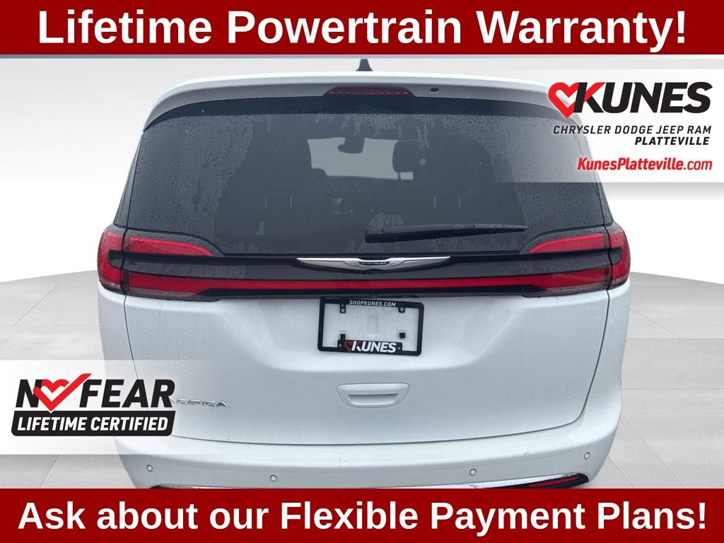 Used 2024 Chrysler Pacifica Touring-L FWD image 5