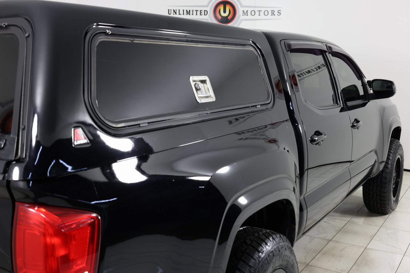 Used 2017 Toyota Tacoma SR image 38