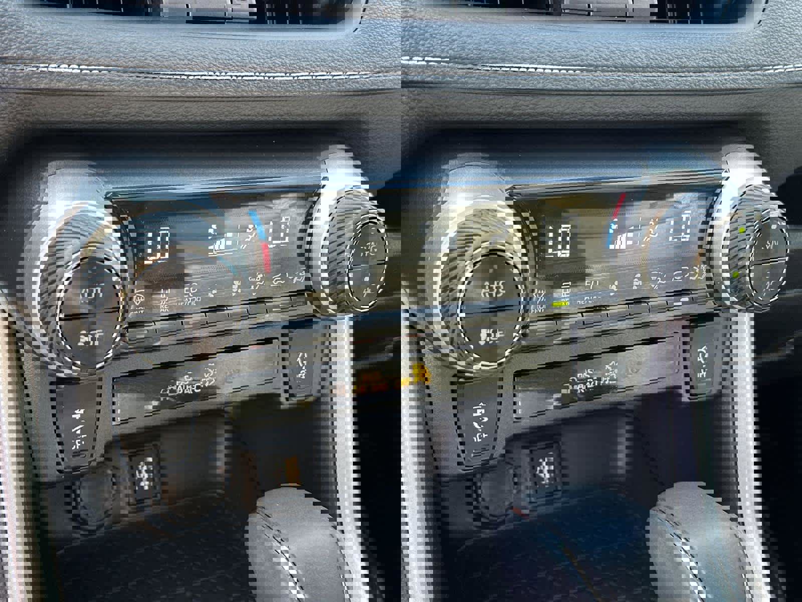 Used 2025 Toyota RAV4 XLE Premium image 28