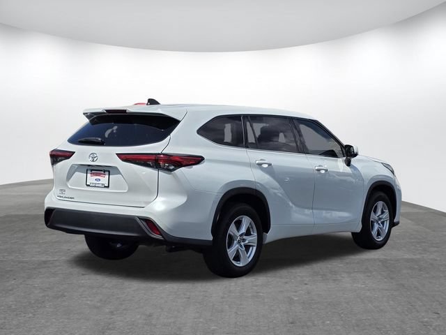 Used 2022 Toyota Highlander L FWD image 4