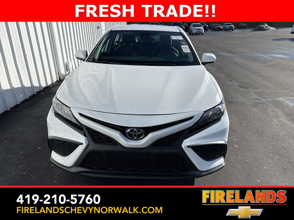 Used 2024 Toyota Camry SE image 3