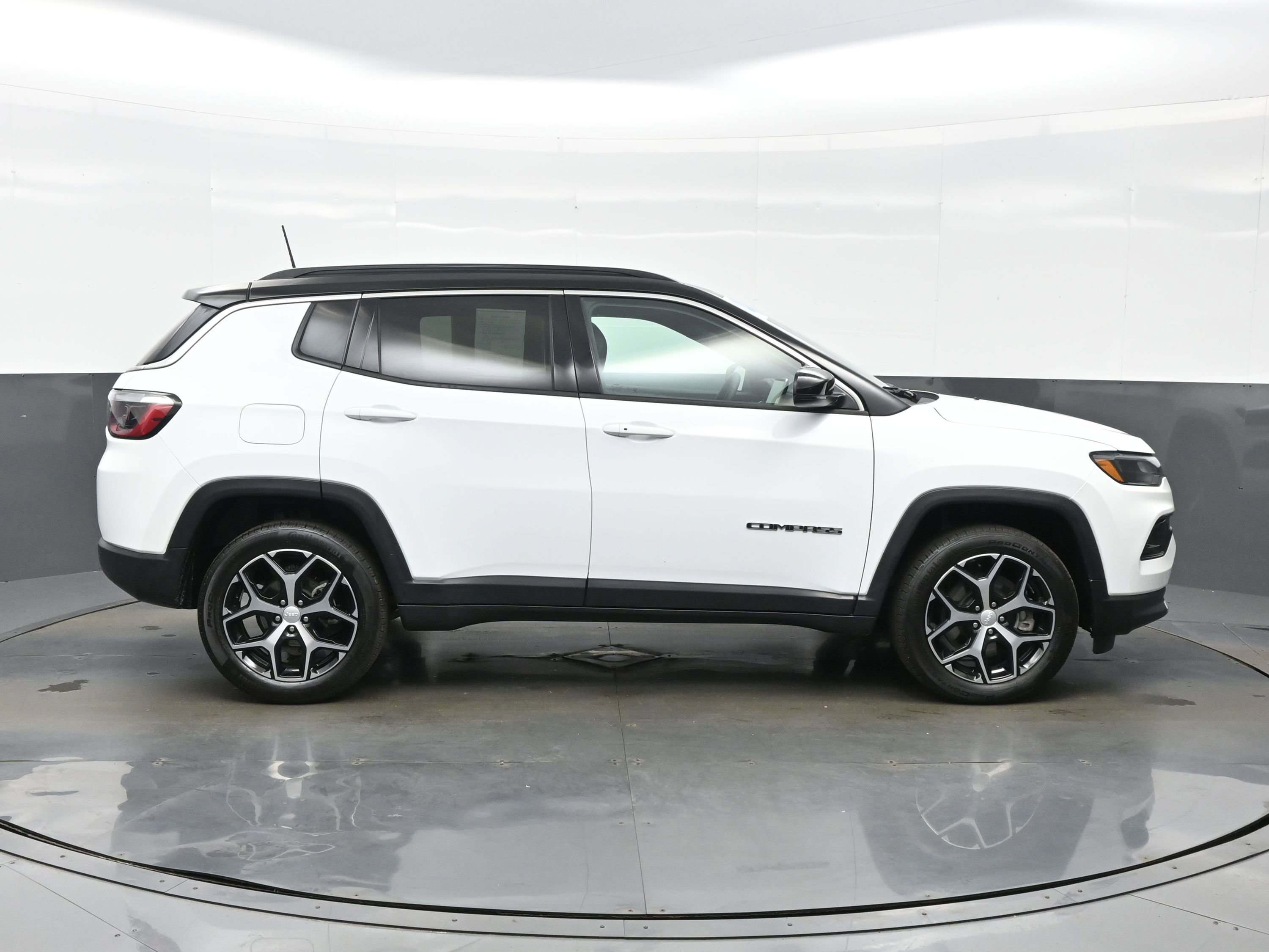 Used 2024 Jeep Compass Limited image 7