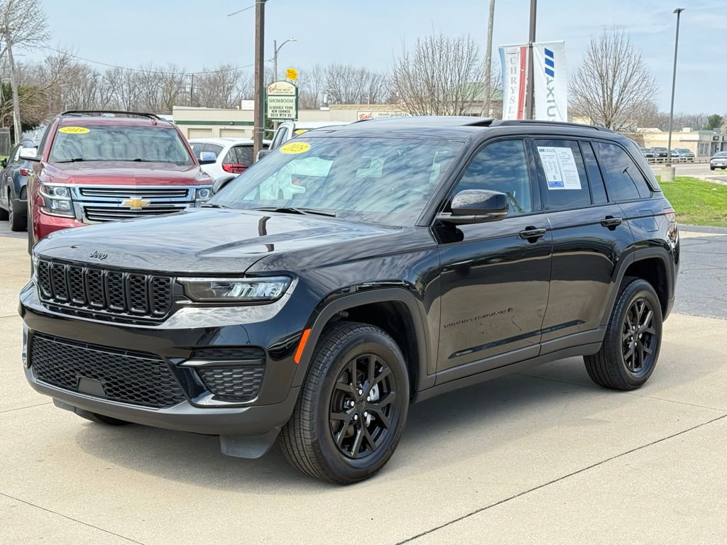 Used 2025 Jeep Grand Cherokee Altitude image 3