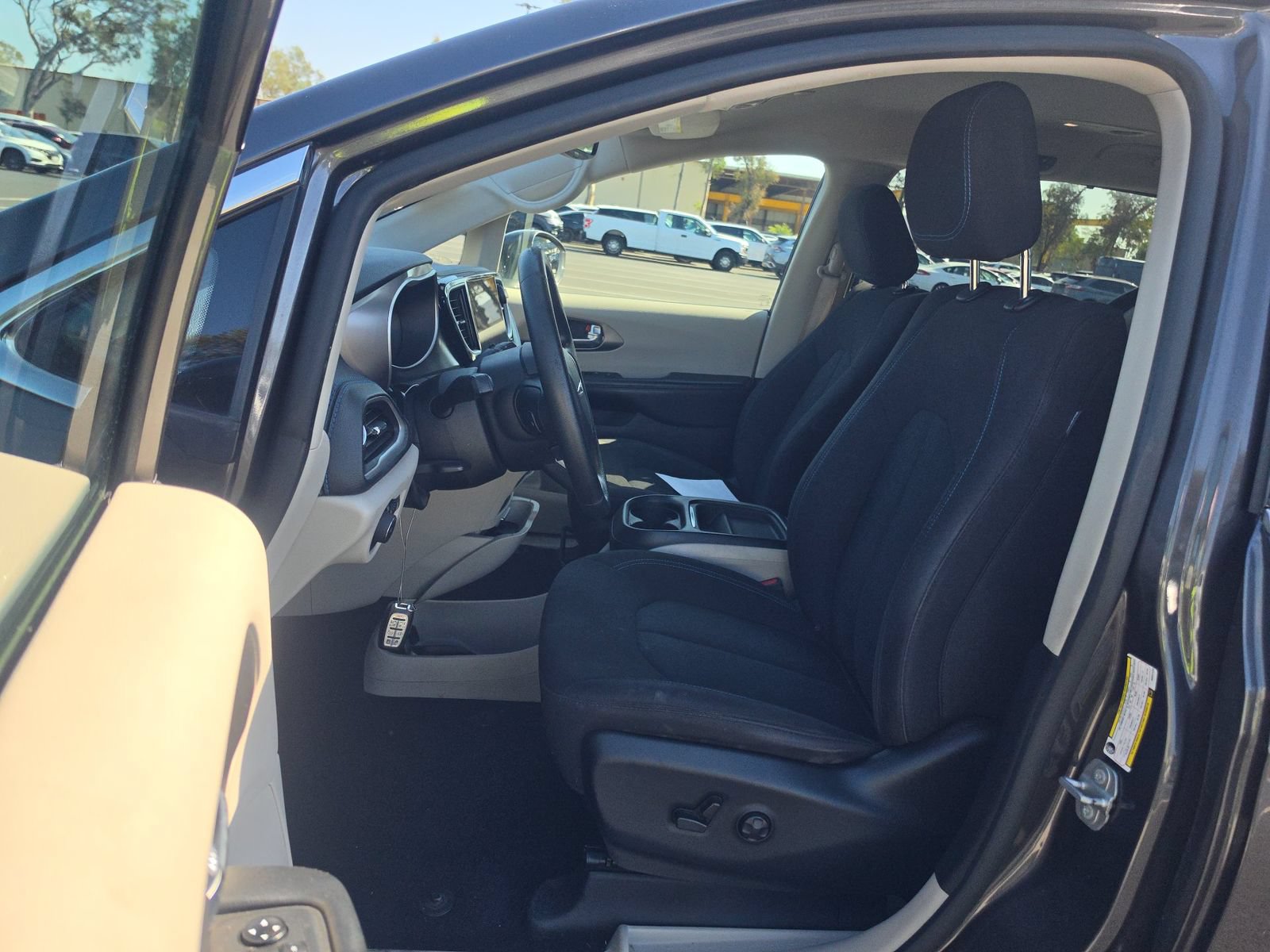 Used 2021 Chrysler Pacifica Touring FWD image 10