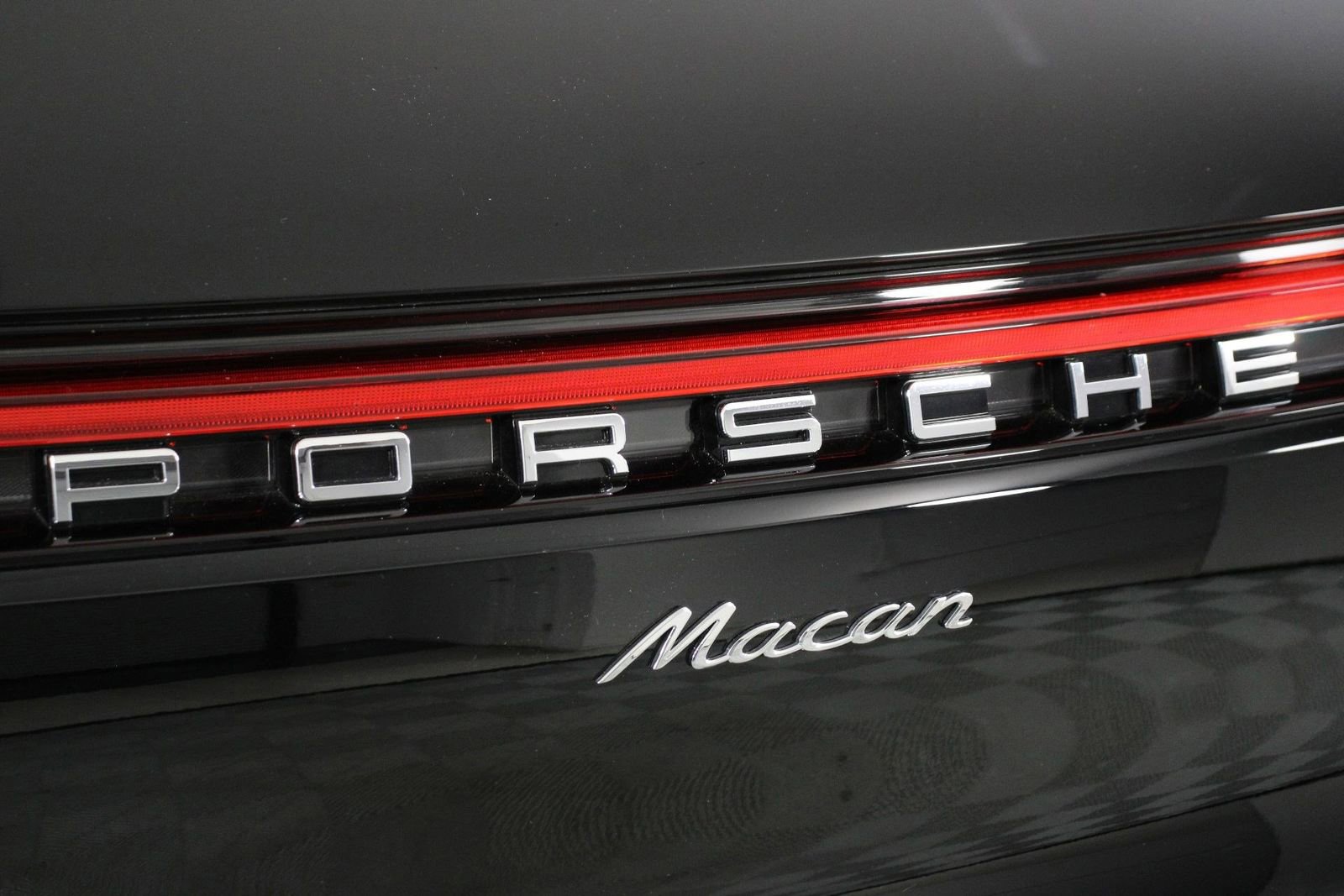 Certified 2025 Porsche Macan image 22