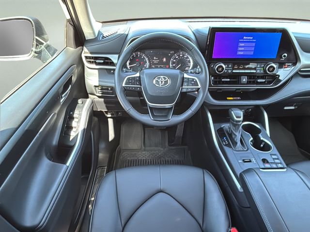 Used 2025 Toyota Highlander XLE FWD image 15
