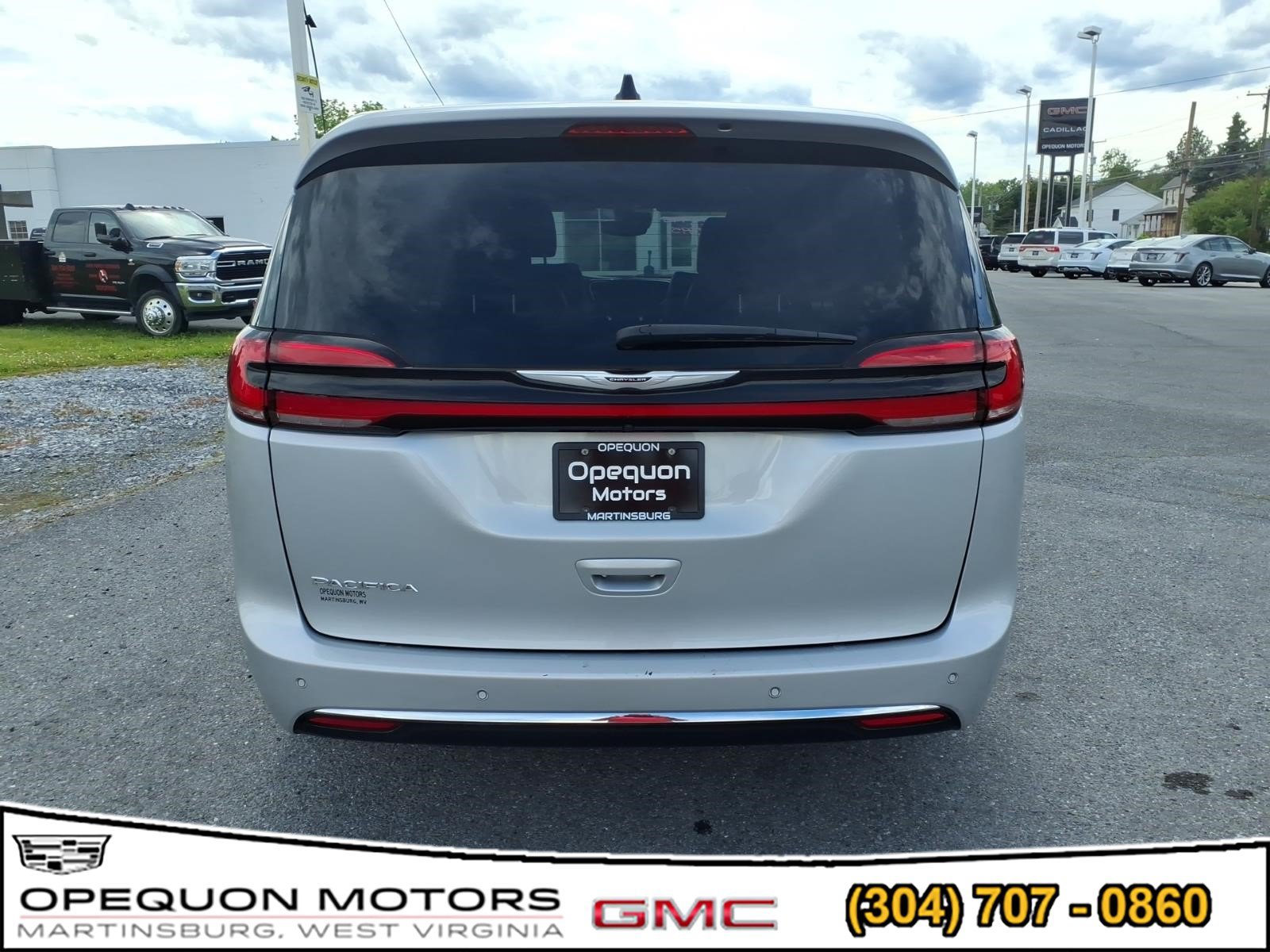 Used 2024 Chrysler Pacifica Touring-L FWD image 5