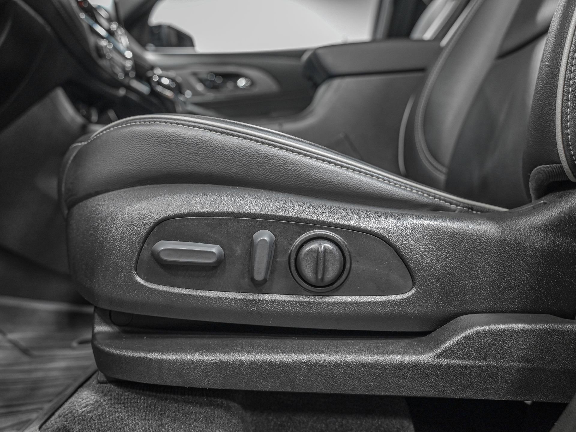 Used 2023 Chevrolet Traverse Premier w/ Redline Edition image 14