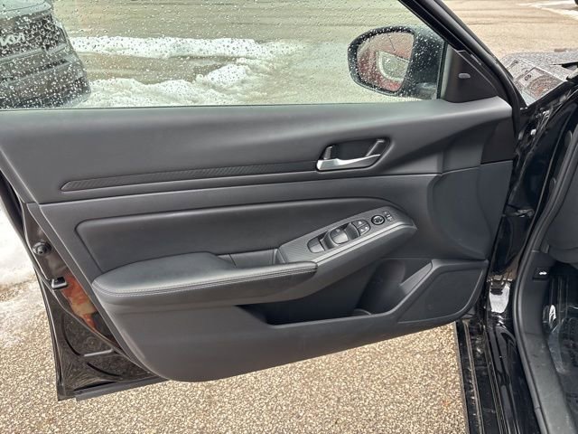 Used 2025 Nissan Altima 2.5 SV image 9