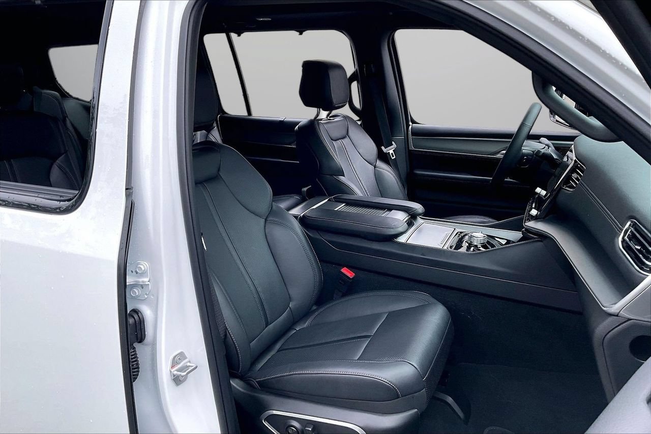 Certified 2025 Jeep Wagoneer Series III w/ Premium Group I AWD/4WD image 25