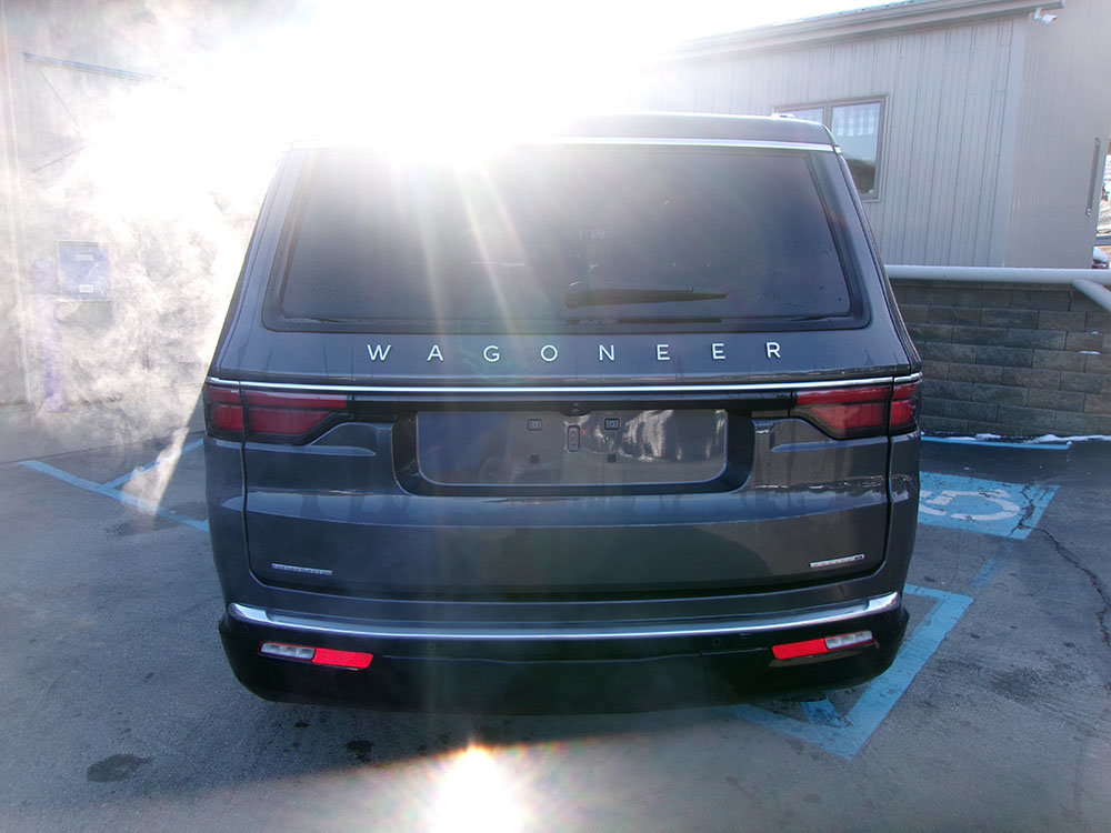 Used 2023 Jeep Wagoneer Series III w/ Premium Group I AWD/4WD image 5