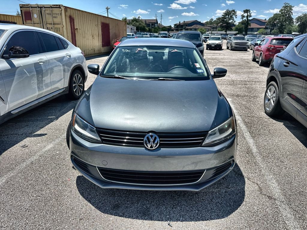 Used 2013 Volkswagen Jetta SE FWD image 2