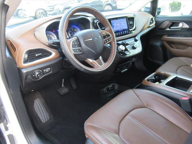 Used 2017 Chrysler Pacifica Limited FWD image 17