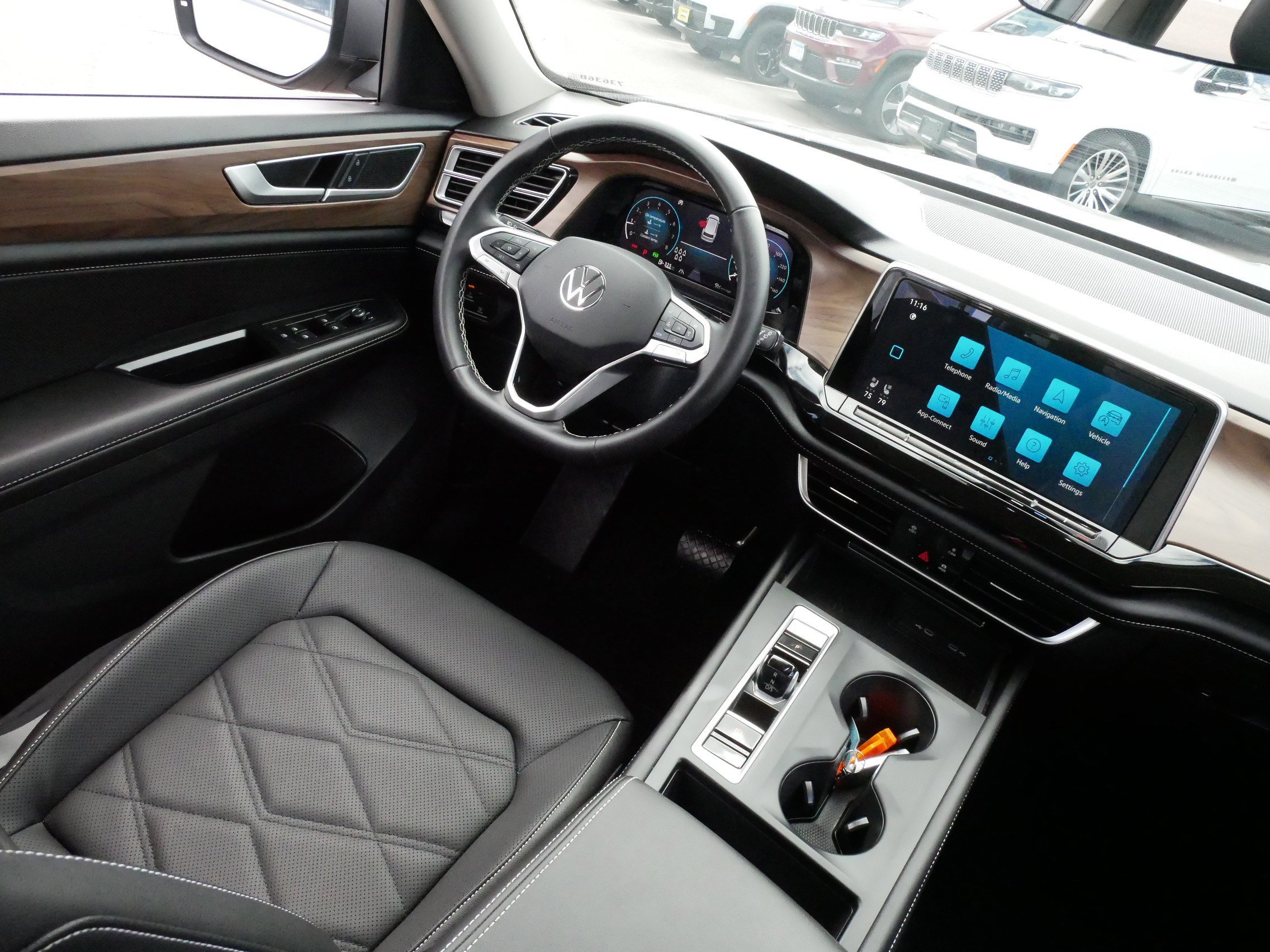 Used 2025 Volkswagen Atlas SE AWD/4WD image 9